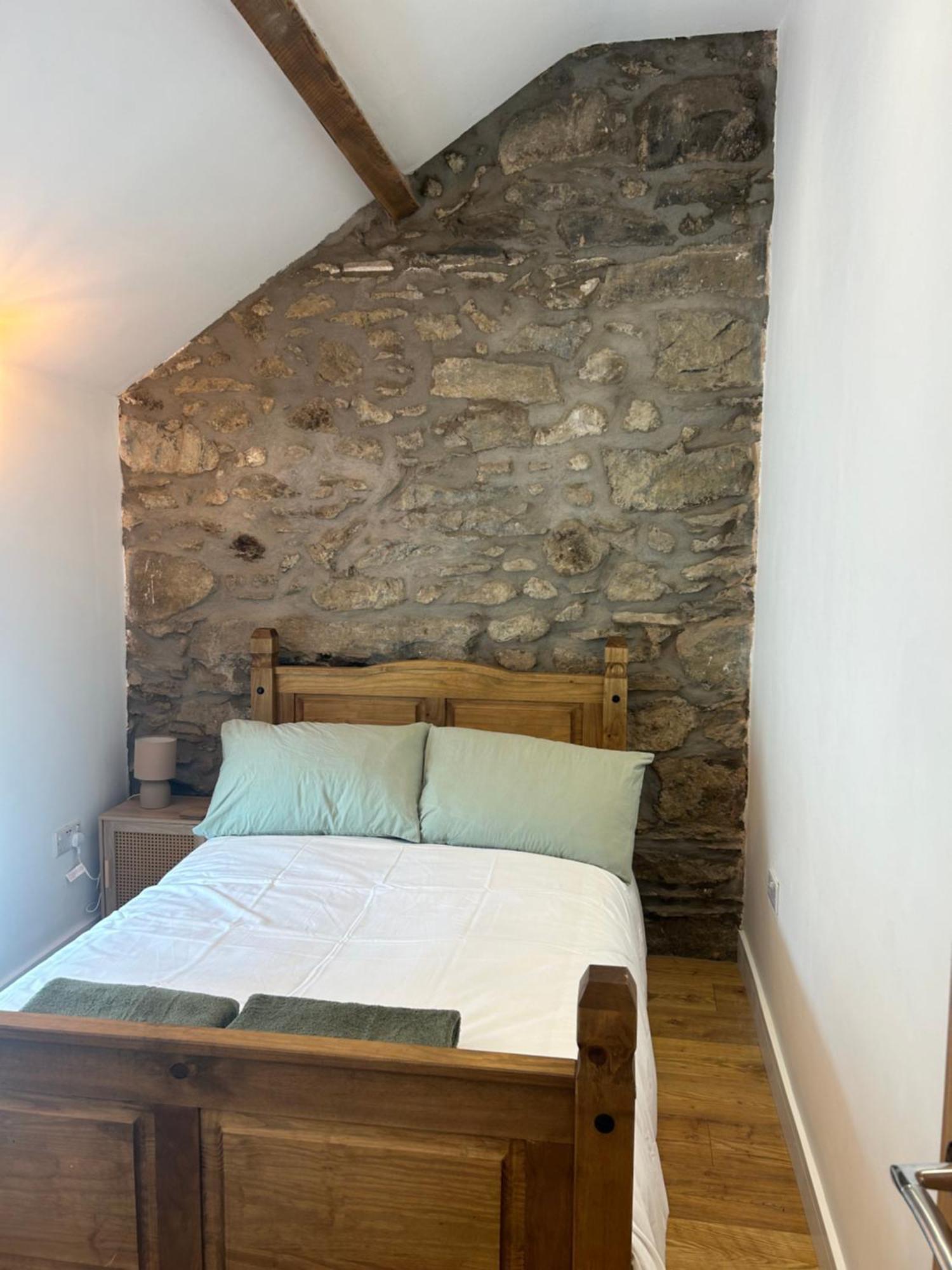 Cosy Modern Miners Cottage Llanllechid المظهر الخارجي الصورة