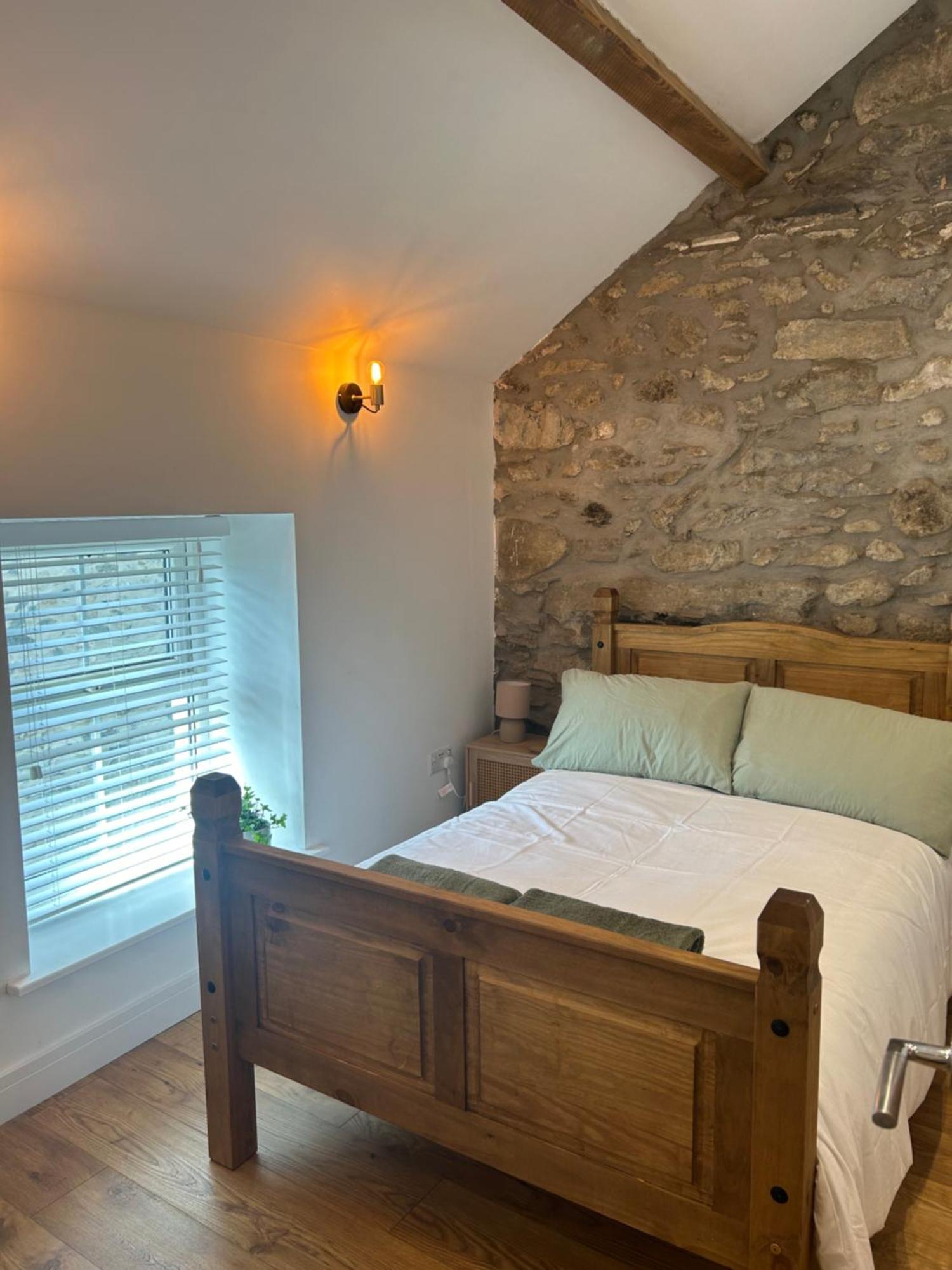 Cosy Modern Miners Cottage Llanllechid المظهر الخارجي الصورة